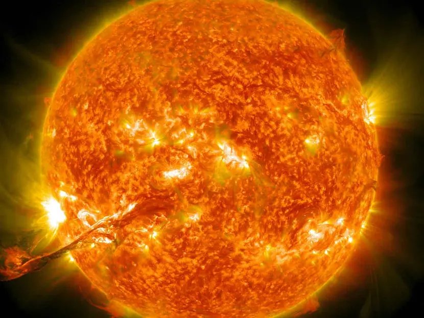 Colosal mancha solar que provocó fuerte erupción apunta directamente a la Tierra