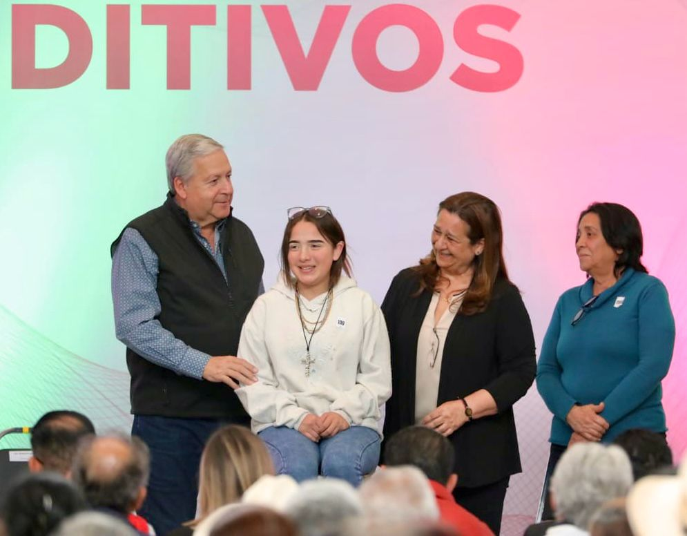 Entrega Chema Fraustro y Beatriz Dávila 250 aparatos auditivos