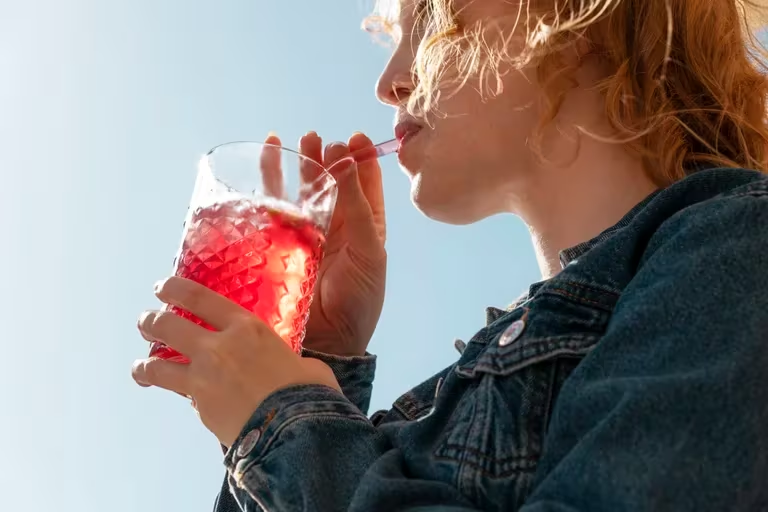 Las bebidas energéticas podrían ser riesgosas para el cerebro de niños y jóvenes, según un nuevo estudio