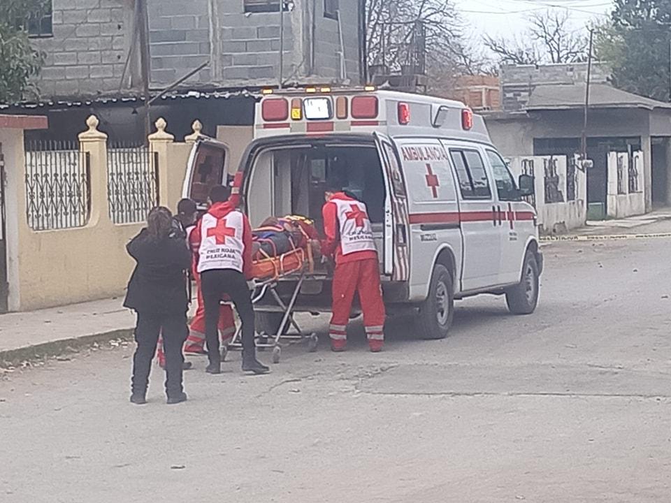 Intenta degollarse y se lanza de segundo piso
