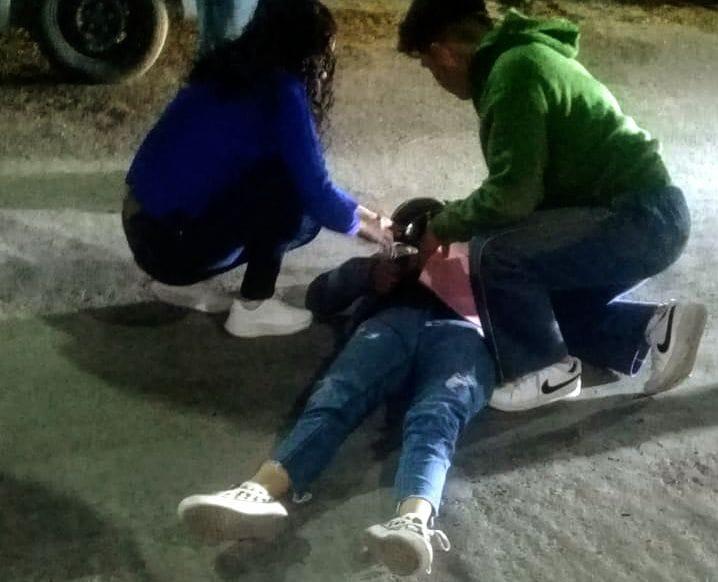 Derriba a moto; se da a la fuga