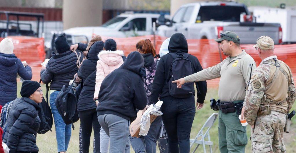 Corte Suprema de EU le aprueba a Texas cumplir su ley antimigrante