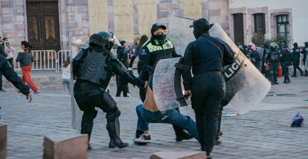 Policía de Zacatecas agrede a mujeres en marcha del 8M dejando un saldo de 14 detenidas y dos hospitalizadas