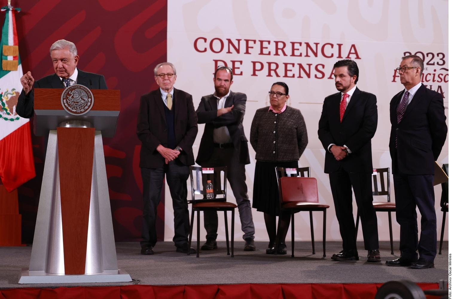 Rezaga Gobierno a mujeres de mando