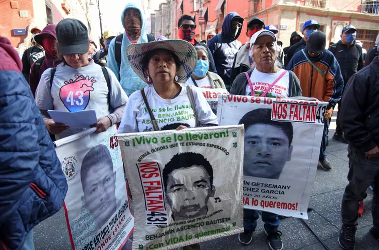 AMLO pone condición para reunirse con padres de normalistas