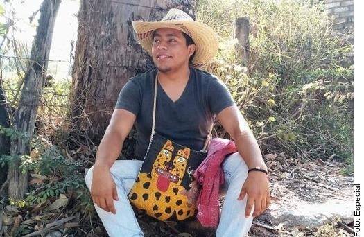 Abaten a normalista de Ayotzinapa en retén; estudiantes queman patrulla