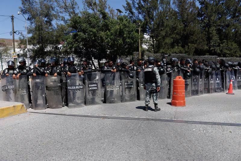 Blindan Palacio de Gobierno; ya dialogan con normalistas