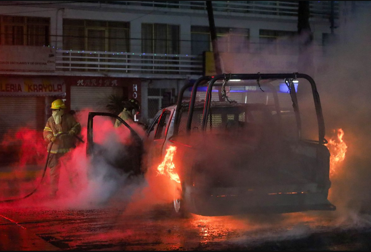 Normalistas incendian patrulla de la Policía Estatal