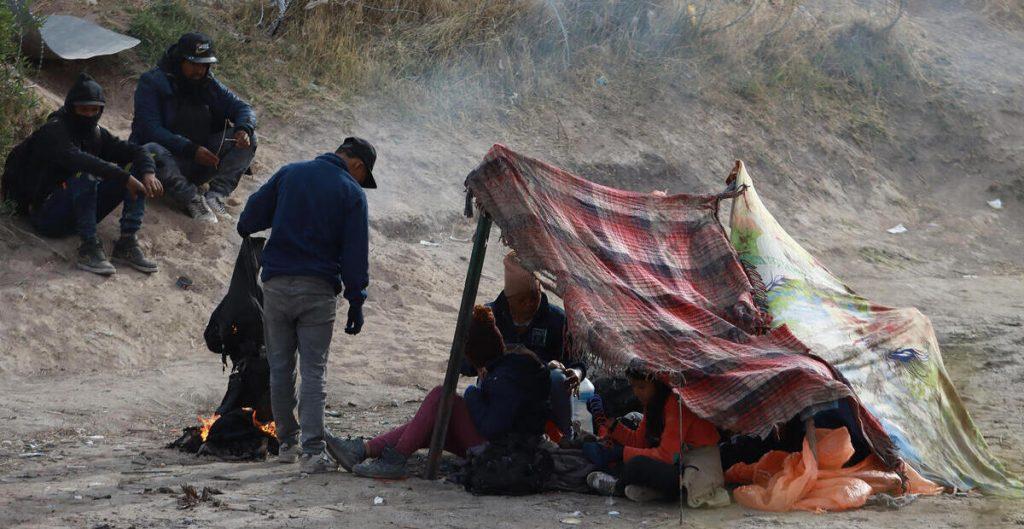 Migrantes acampan entre el río Bravo y el alambre de púas en Texas ante la incertidumbre de la aplicación de la ley SB4