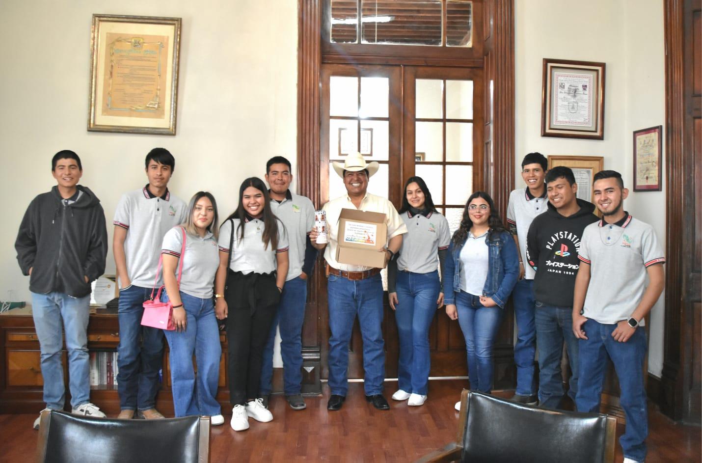 Invitan alumnos Emsad a Beto como padrino