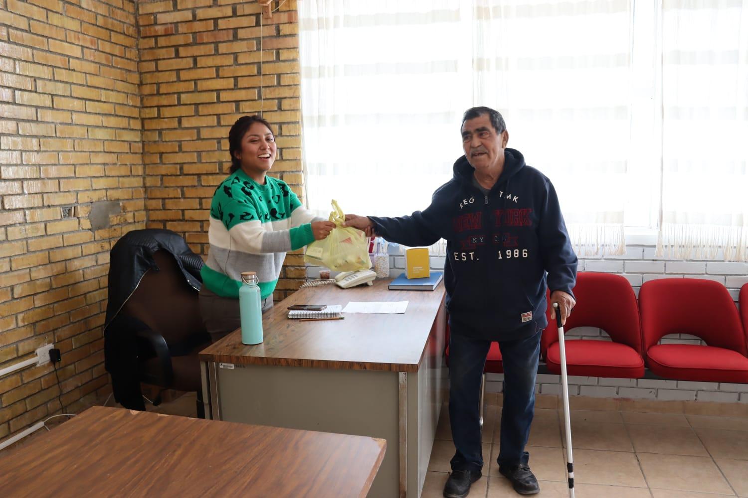 Donan cieneguenses medicina al Ayuntamiento