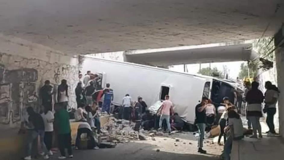 Mueren tres en volcadura; dos mujeres y un menor