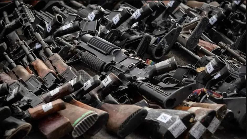 Arrestan a 5 hombres con 100 armas que enviarían a cárteles de Tamaulipas desde Texas
