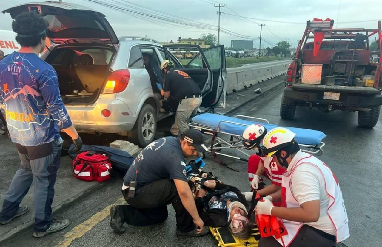 Resulta lesionada tras chocar contra murete
