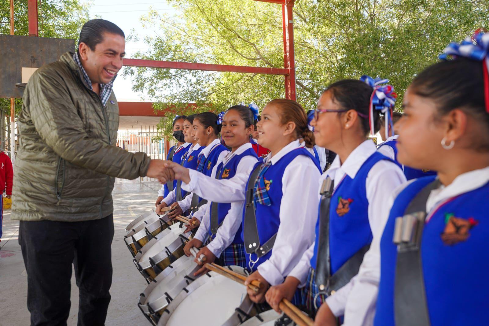 Convive Chema con alumnos de primaria