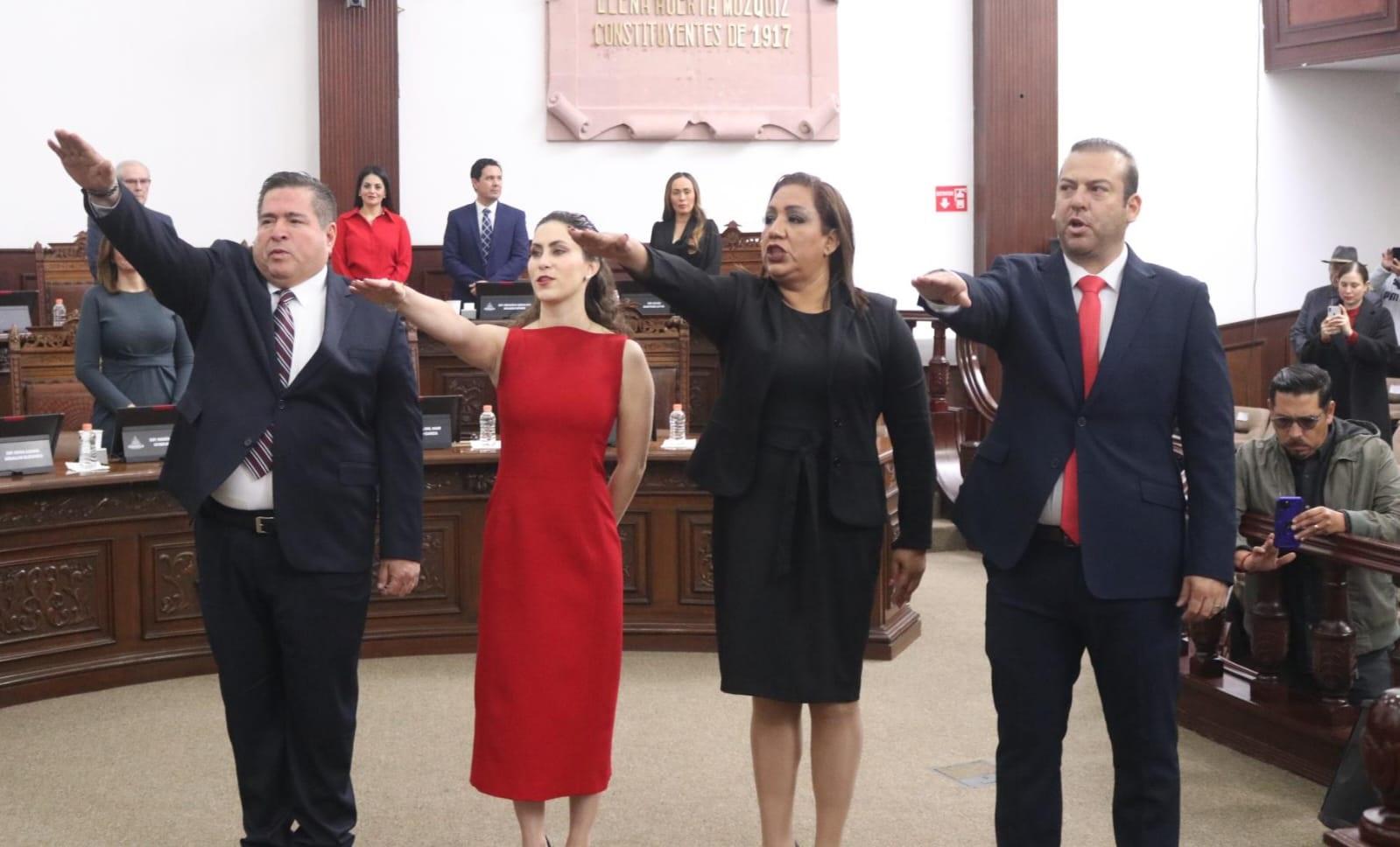 También rinden protesta diputadas y diputados