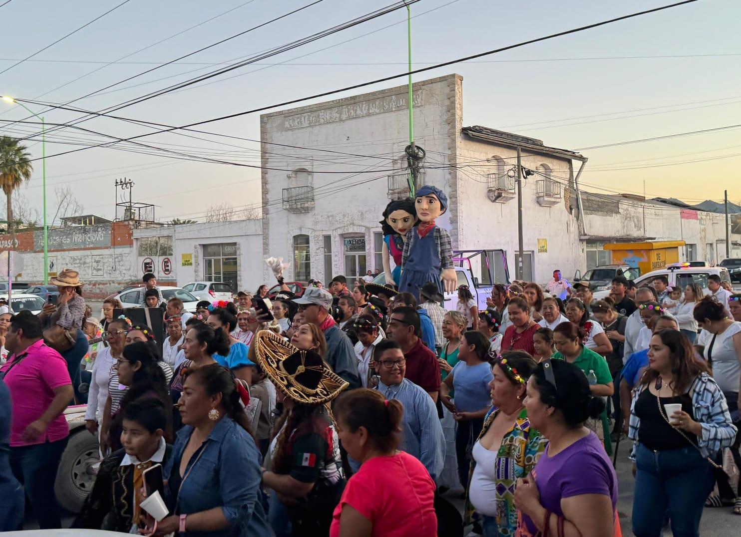Disfrutan fronterenses atractiva callejoneada 