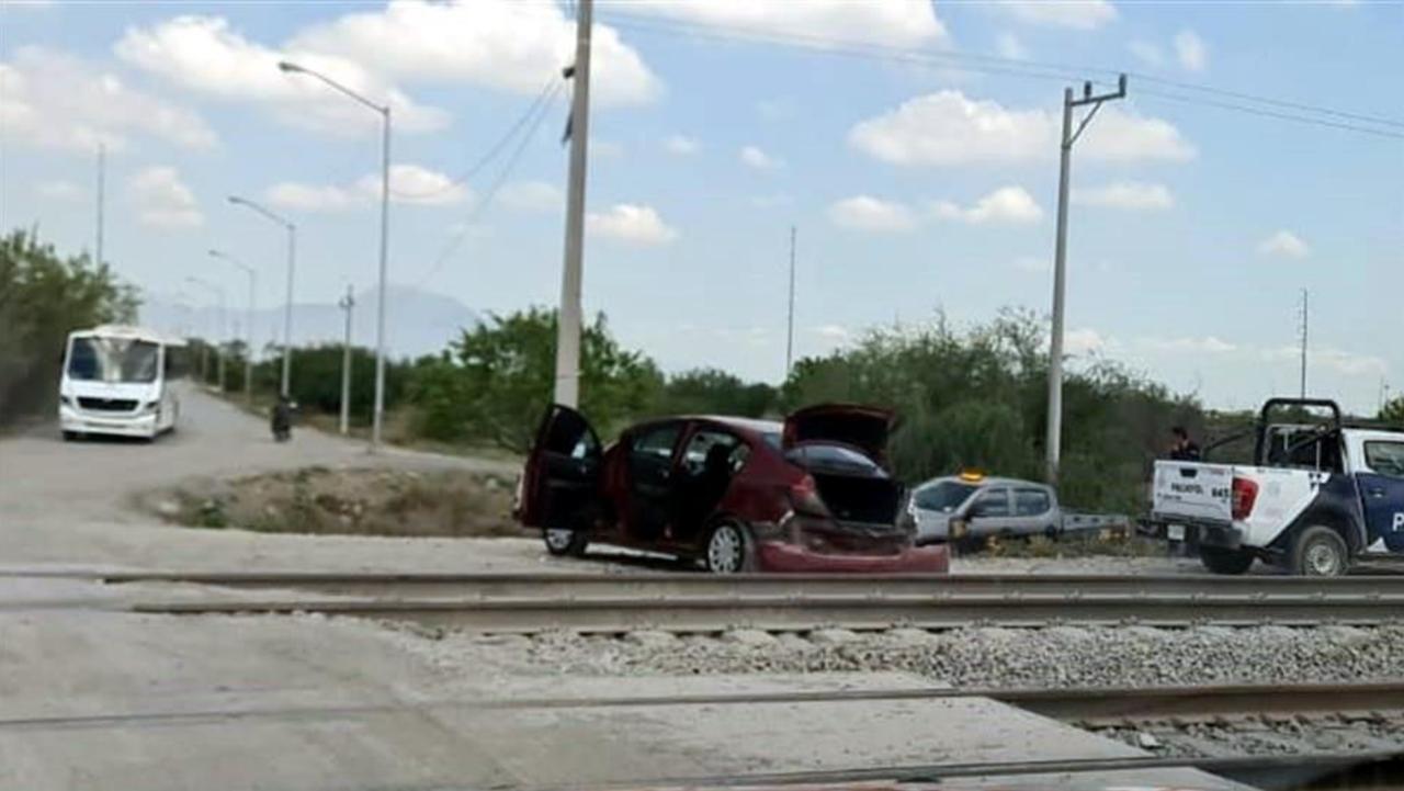 Impacta tren a auto que intentó ganarle el paso