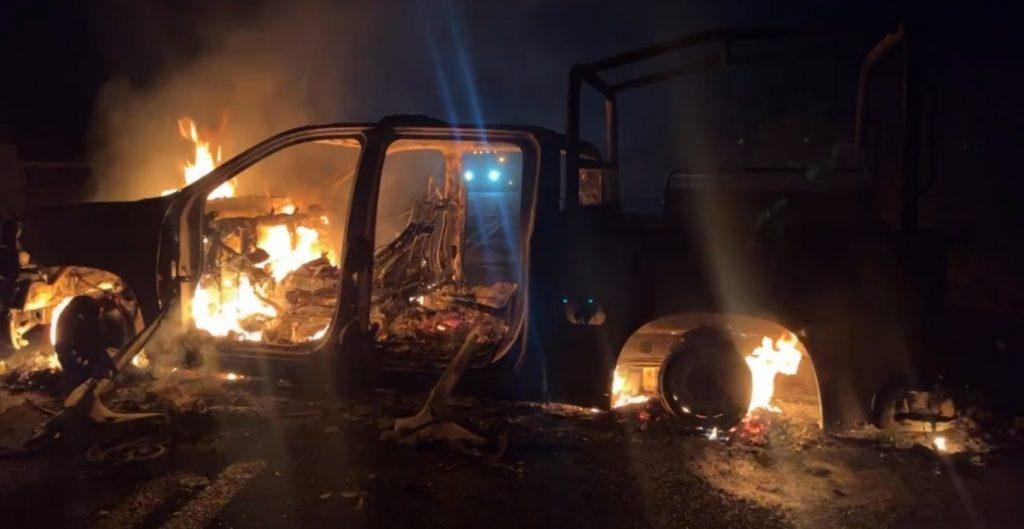Estudiantes de Ayotzinapa retienen a 10 elementos de la Guardia Nacional y queman dos patrullas en Tixtla en protesta por la muerte de normalista