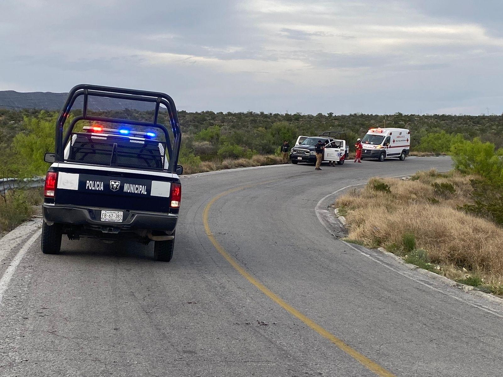 Muere motociclista al caer en barranco