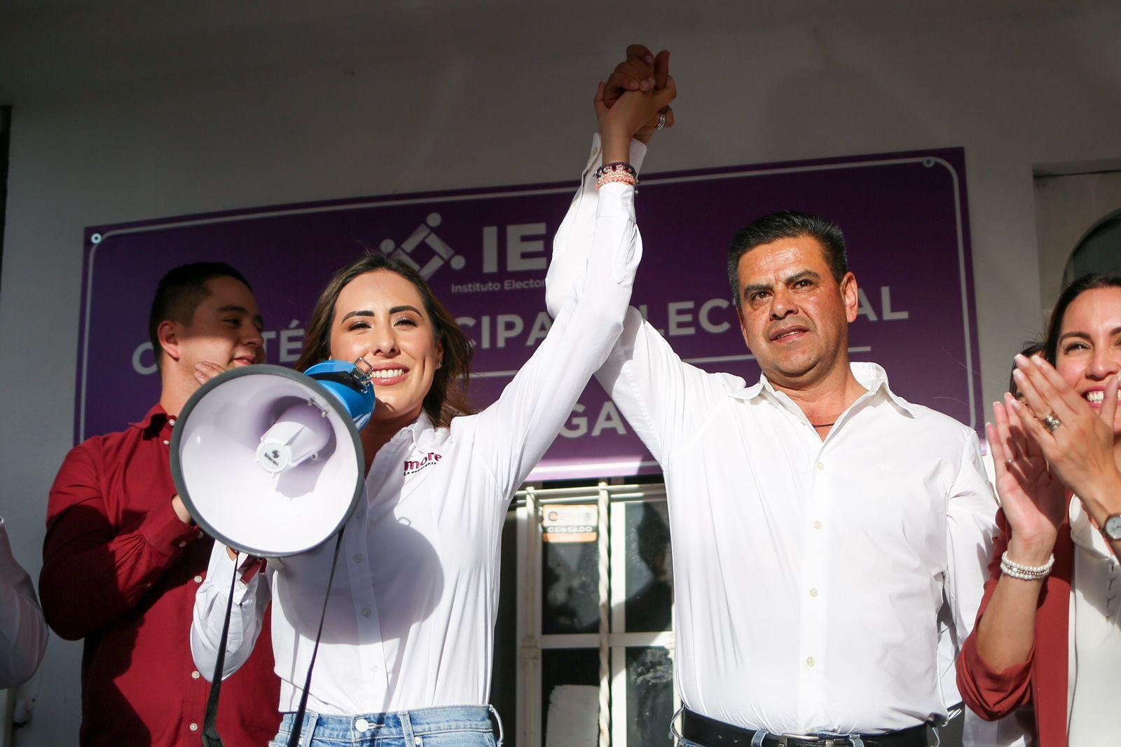 Acompaña Cecy a candidato a Arteaga