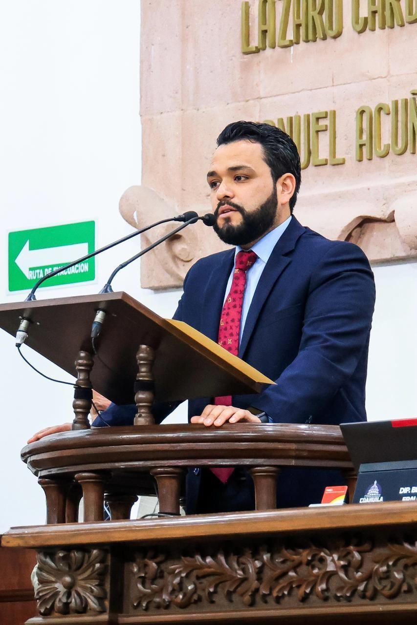 Propone dar becas a hijos de periodistas