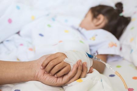 Dan permiso a padres de infantes con cáncer
