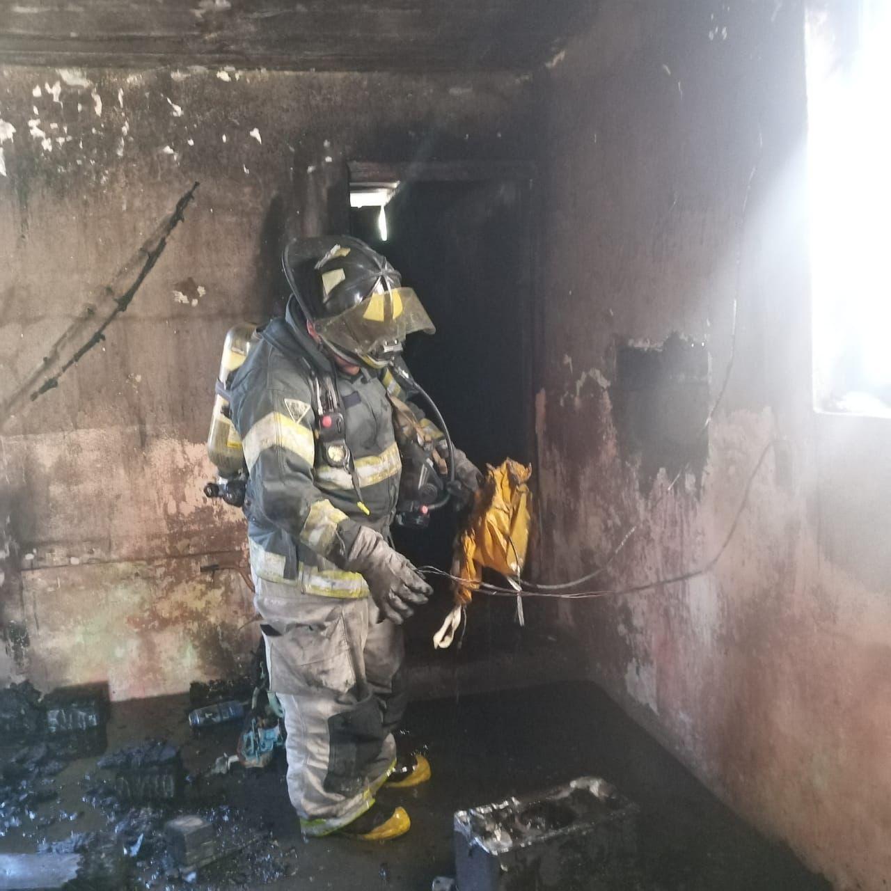 Controlan Bomberos incendio en habitación