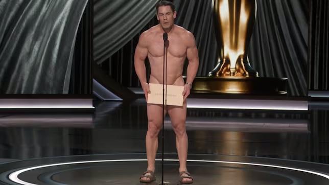 ¿Por qué John Cena se ha presentado desnudo?