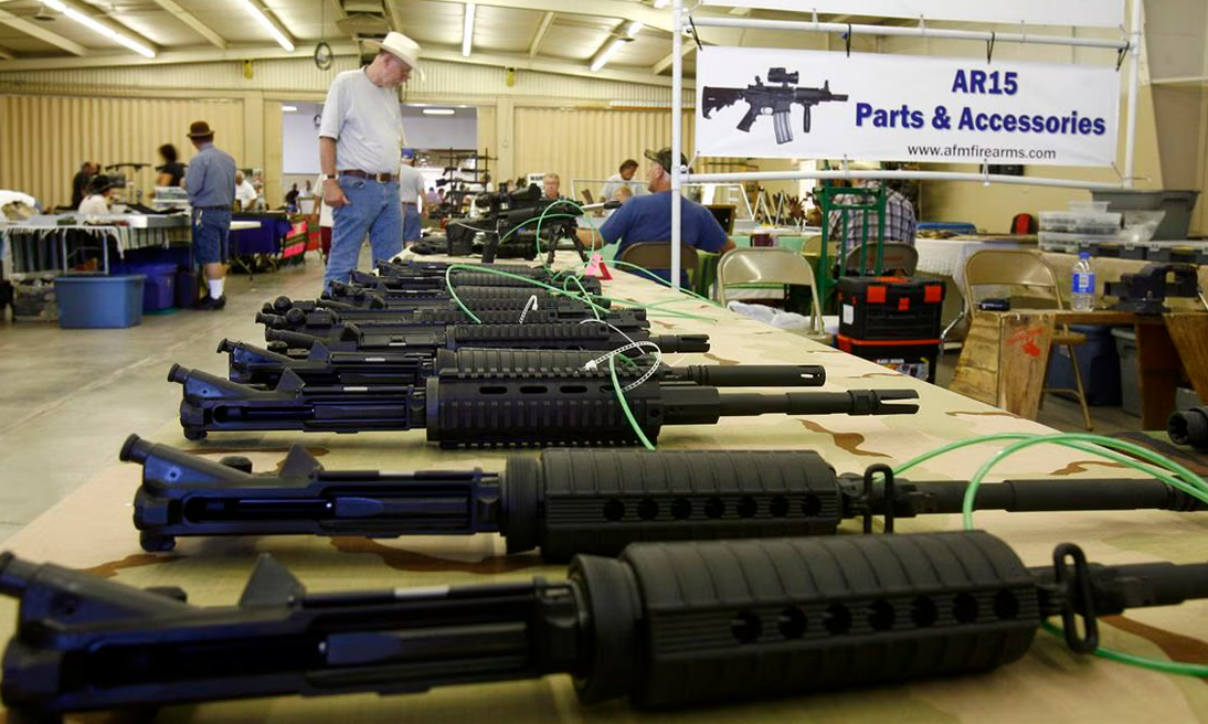 Jueza de EU acepta demanda de México contra comerciantes de armas de Arizona