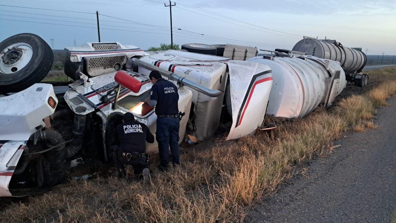 Vuelca tráiler, traía 2 vagones cisterna