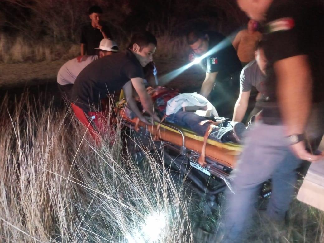 Embiste camión a troca; 2 lesionados