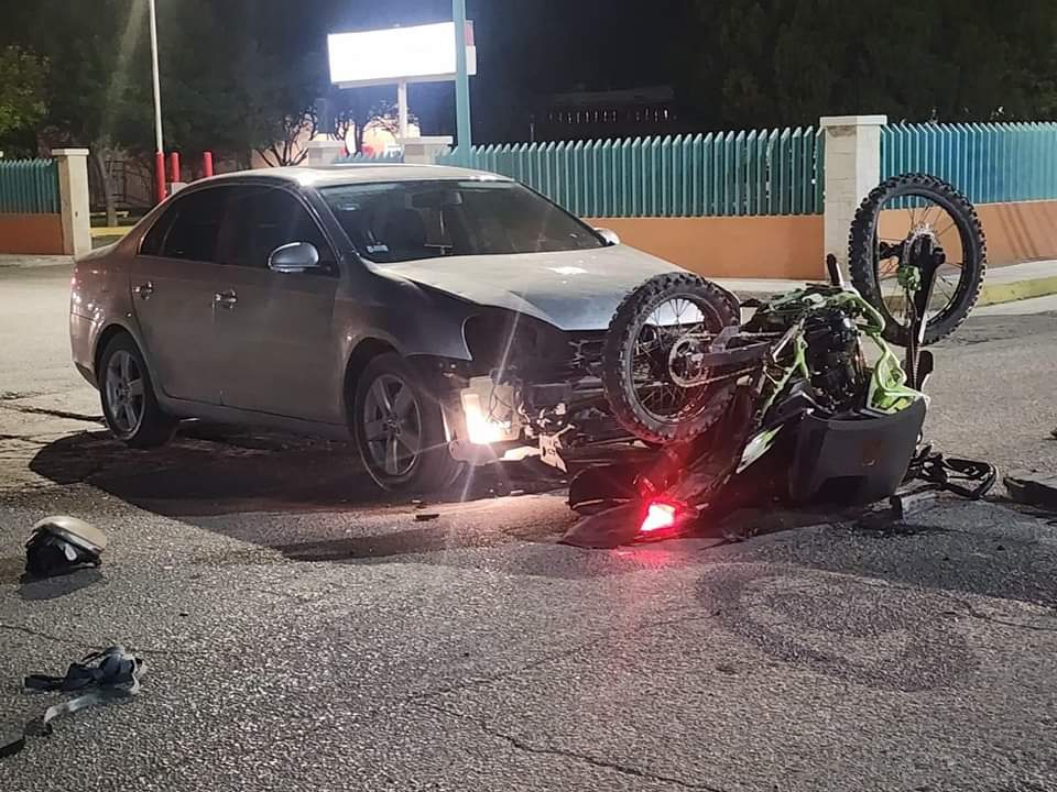 Disímil choque entre coche y motociclista