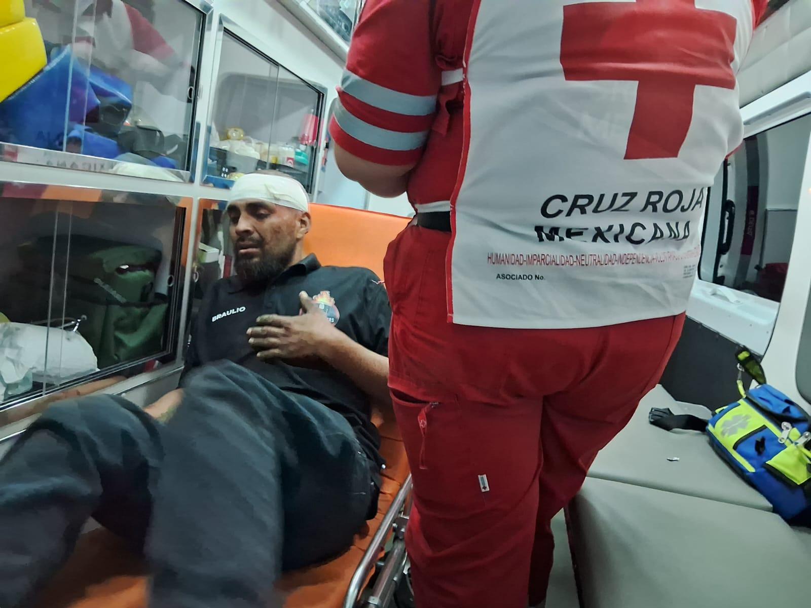 Atropella camión de pasajeros a empleado