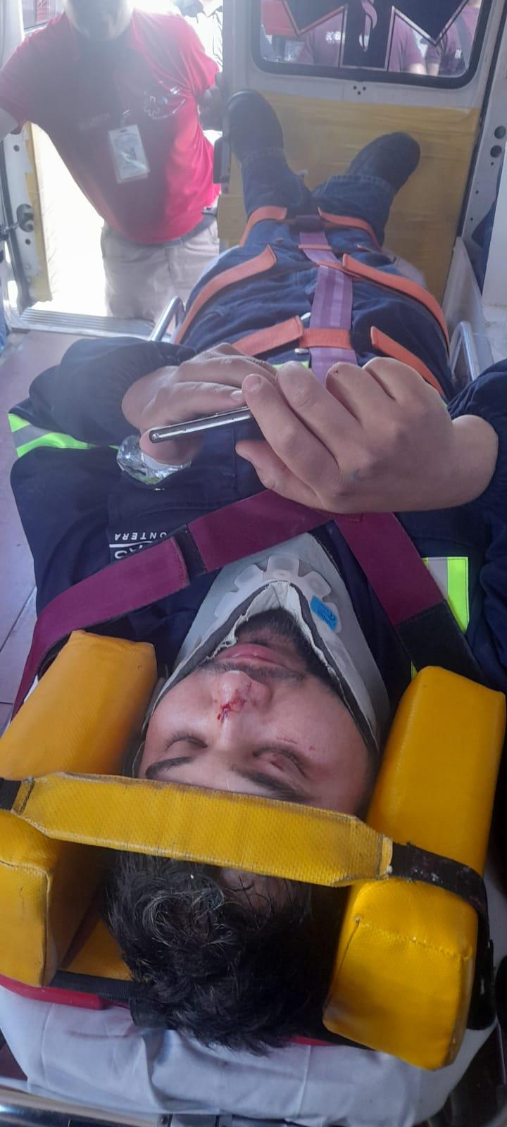 Impacta camioneta a joven motociclista