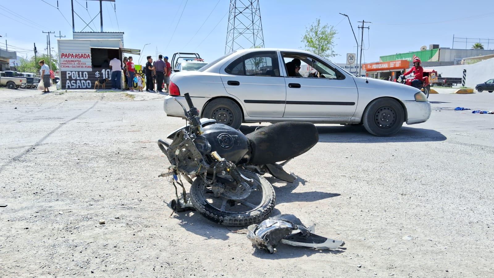 Se pasa alto y choca a joven motociclista