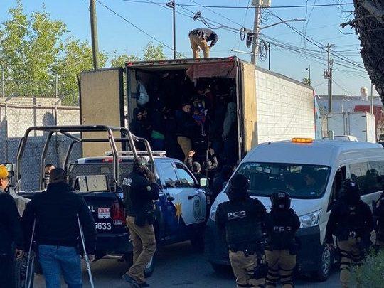 Rescatan a 200 migrantes y detienen a dos “polleros”