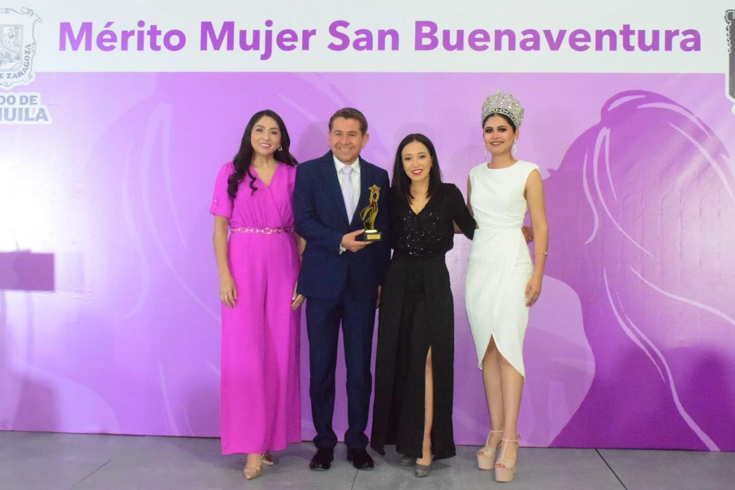 Entrega Hugo preseas a mujeres destacadas
