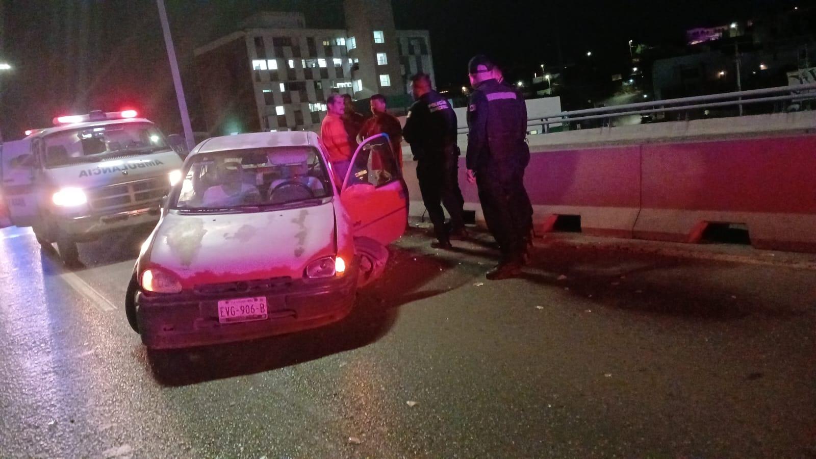 Resulta destrozado en puente del IMSS