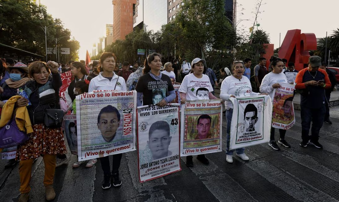 “Nosotros no vamos a aceptar que nos condicione”, aseguran padres de normalistas de Ayotzinapa sobre reunión con AMLO