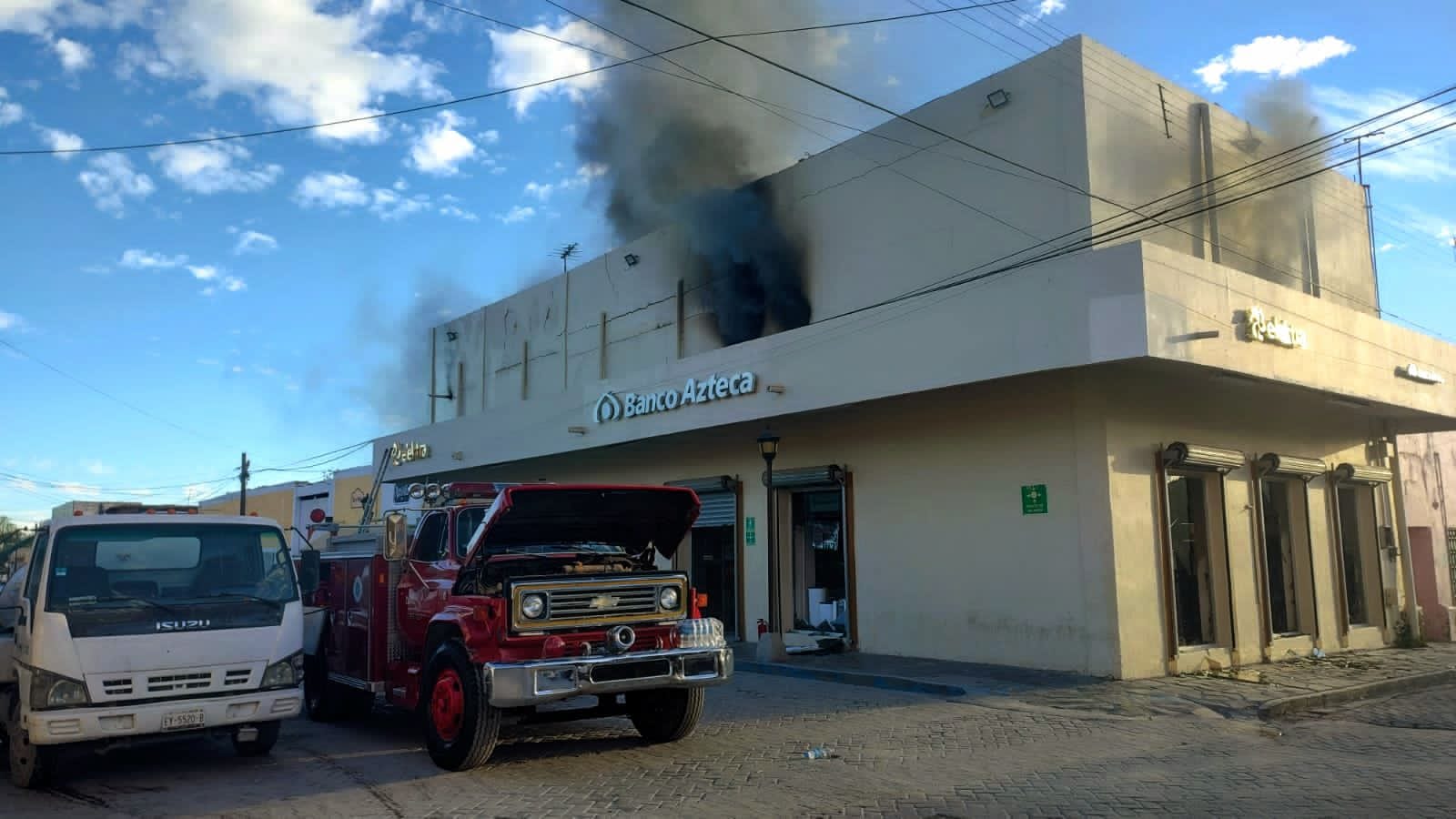 Incendio consume Banco Azteca y Elektra de Parras
