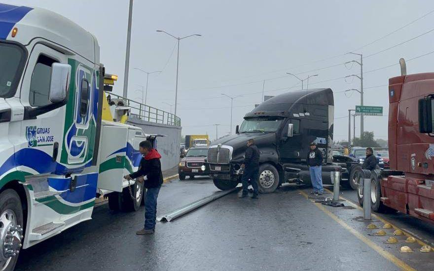 Tracto camión derrapa y derriba barra metálica