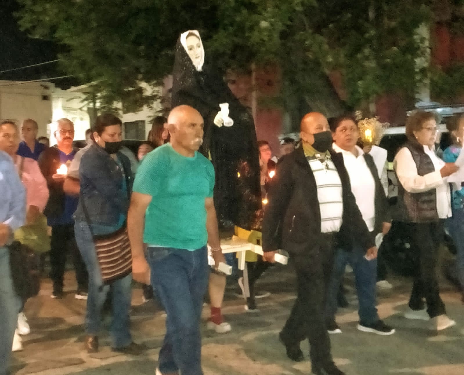 Cientos participan en Procesión del Silencio