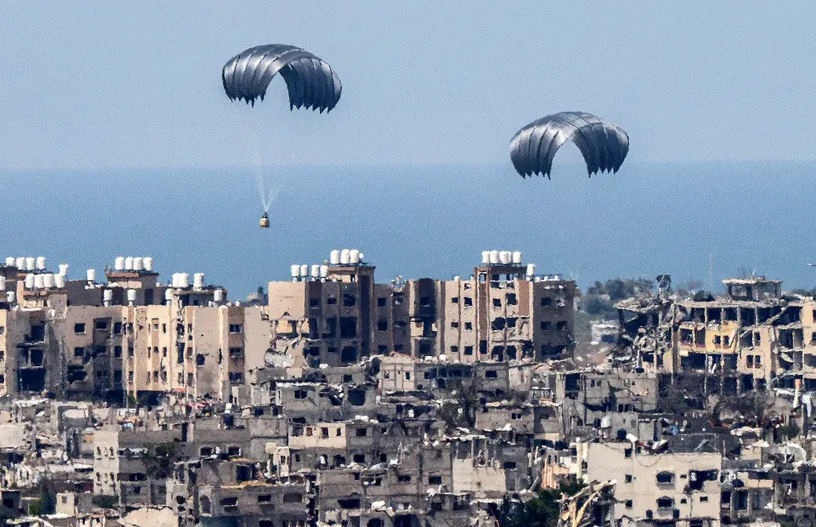 Palestinos mueren al intentar recoger paquetes de ayuda que cayeron al mar en Gaza