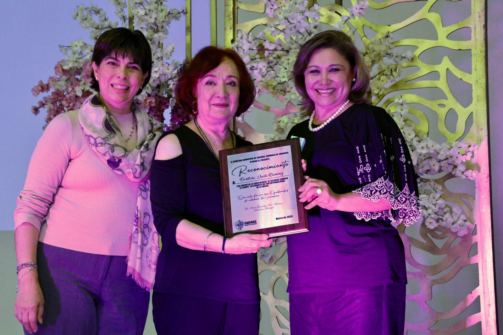 Llevan conferencia a mujeres de Sabinas