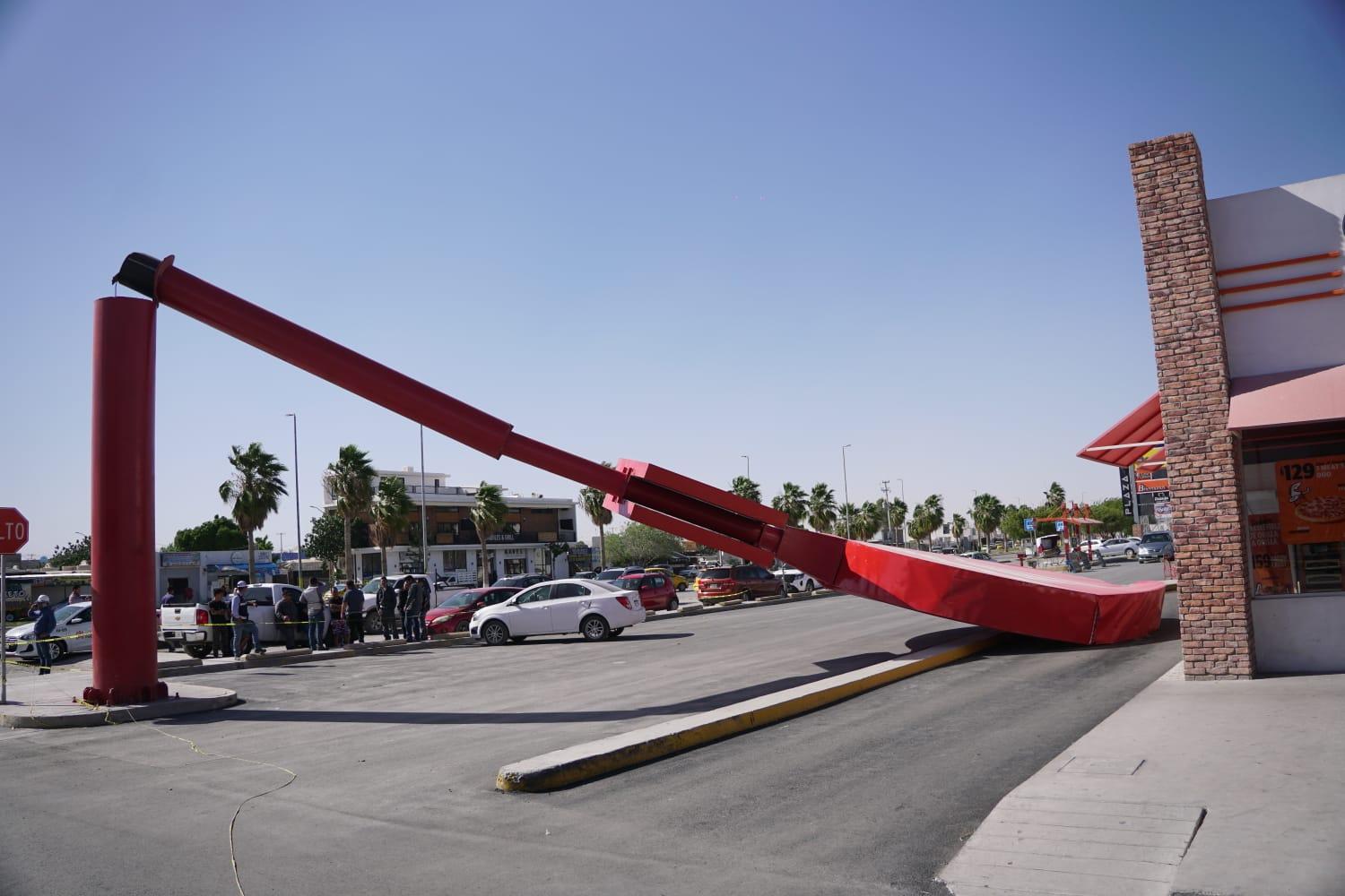 Fuerte viento causa destrozos en Torreón