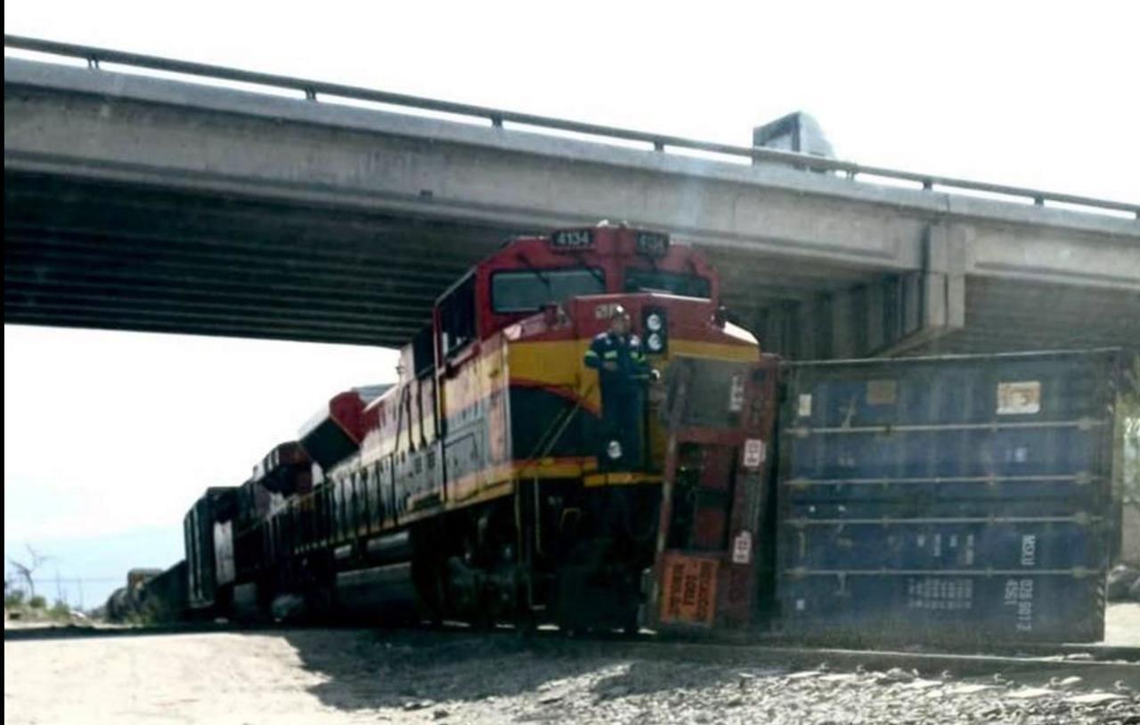 SACA TREN A TRÁILER DE LA CARRETERA 53