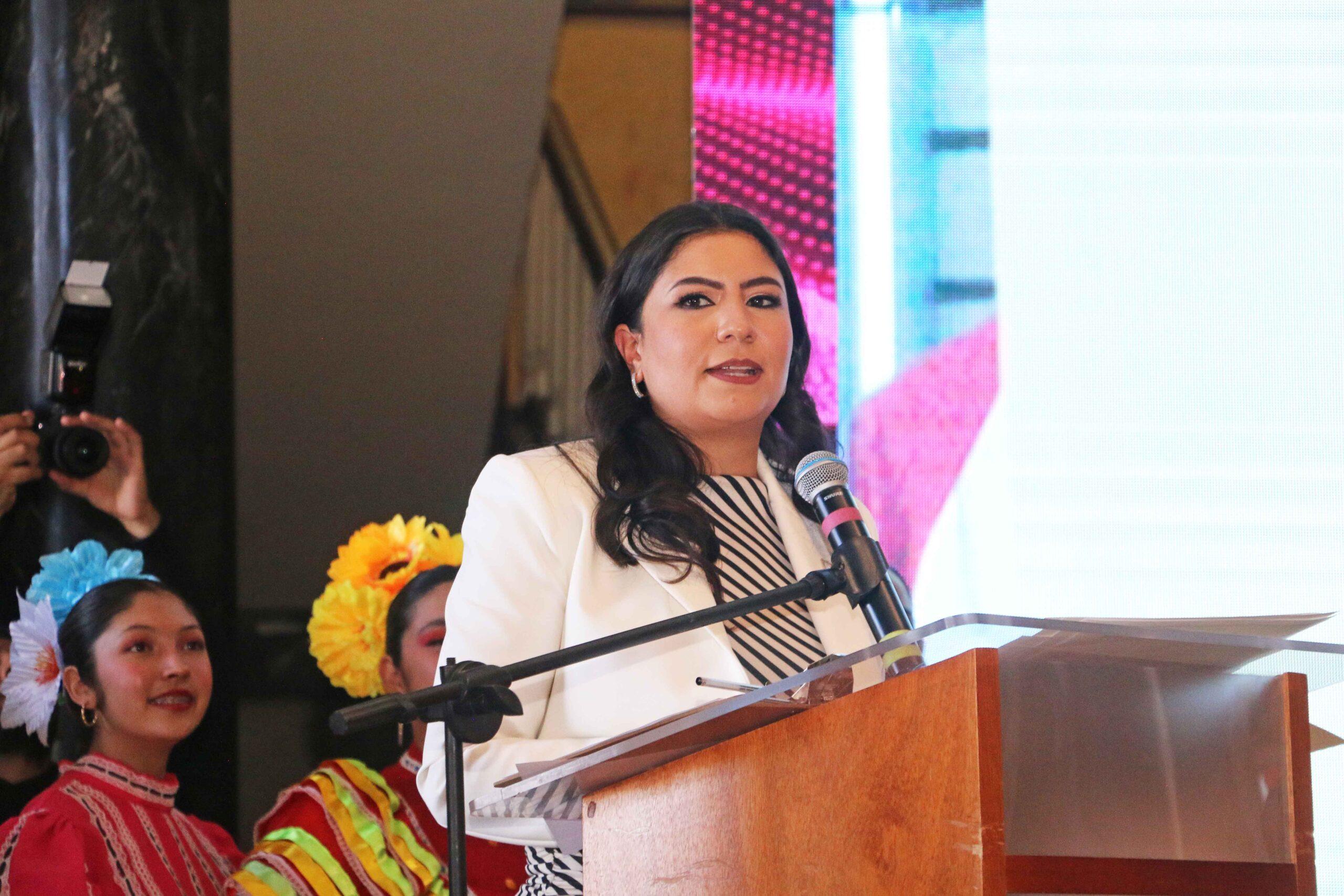 Protesta Nayely Mery González como directora del Ateneo Fuente