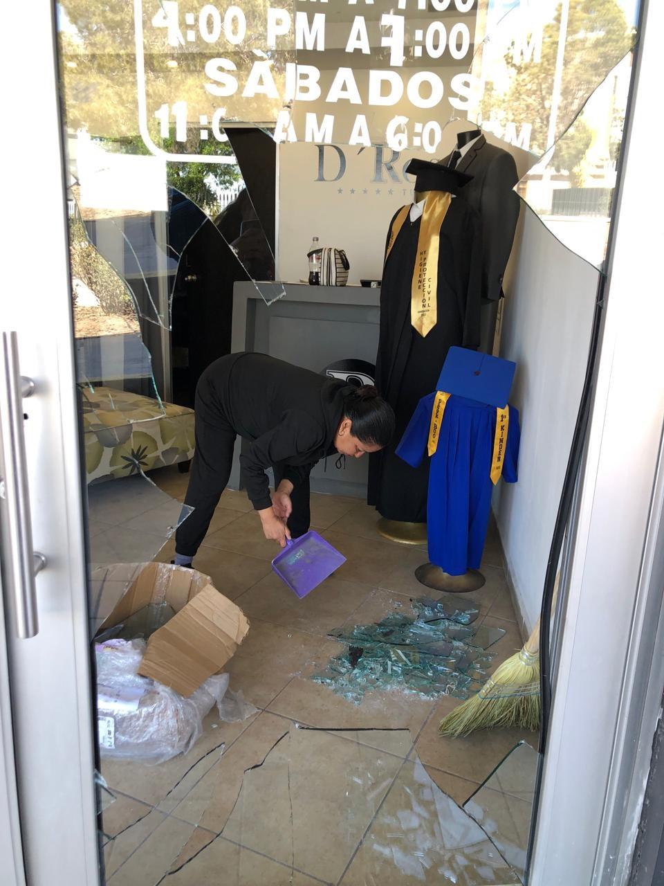 Destrozan cristales en plaza comercial