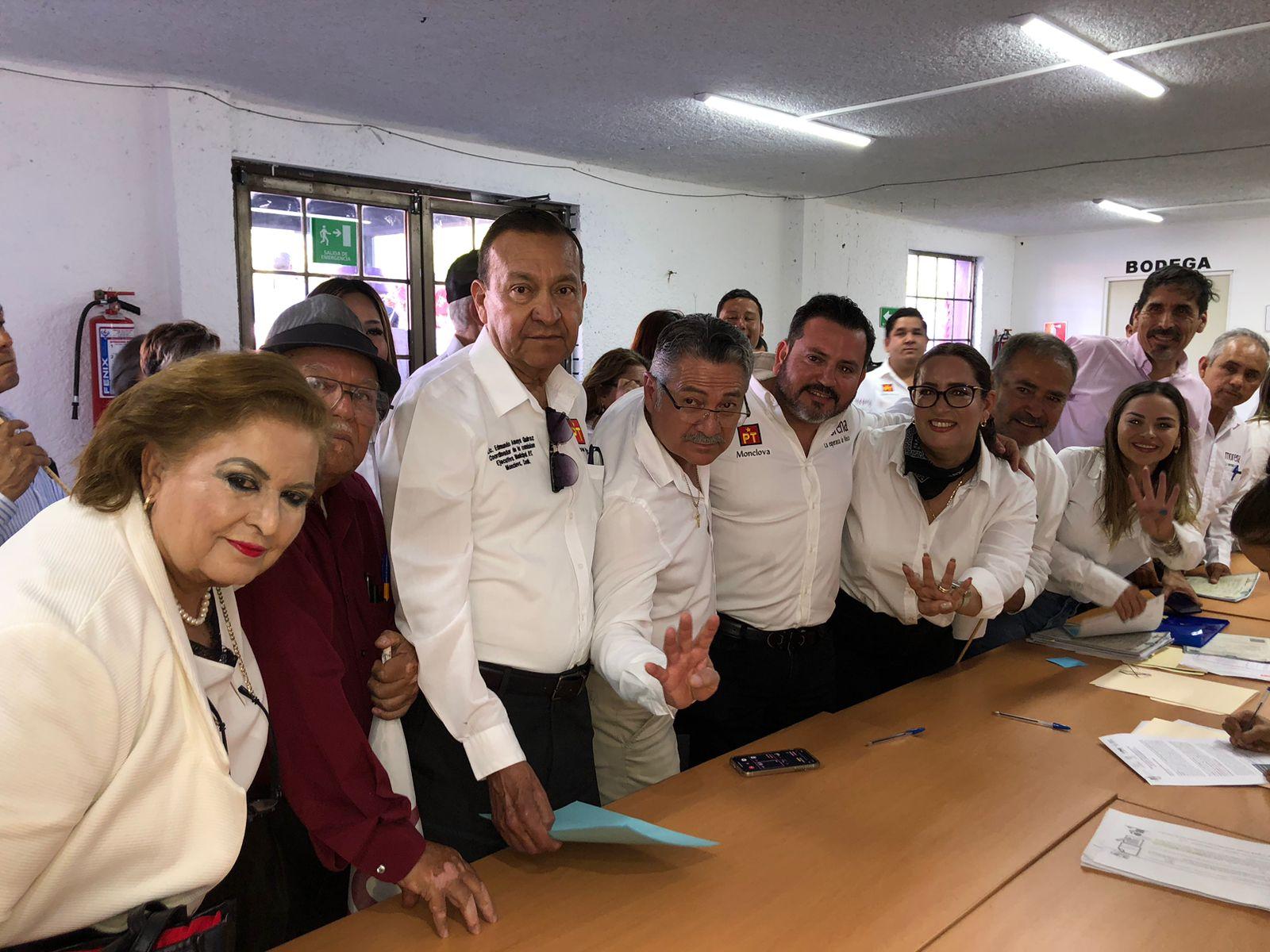 Melva, Leo y profesor Céspedes en la planilla